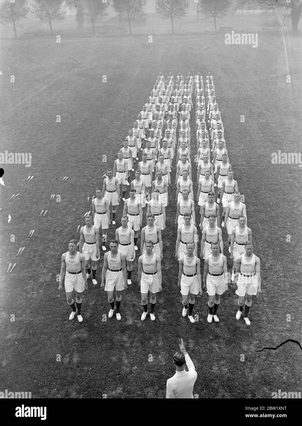 Les hommes de la RAF répètent pour le Royal Tournament. Les hommes de la Royal Air Force répètent au dépôt de la RAF d'Uxbridge pour leur performance au tournoi royal qui a ouvert ce mois-ci. Photos : les hommes de la RAF répètent à Uxbridge. 14 mai 1937 Banque D'Images