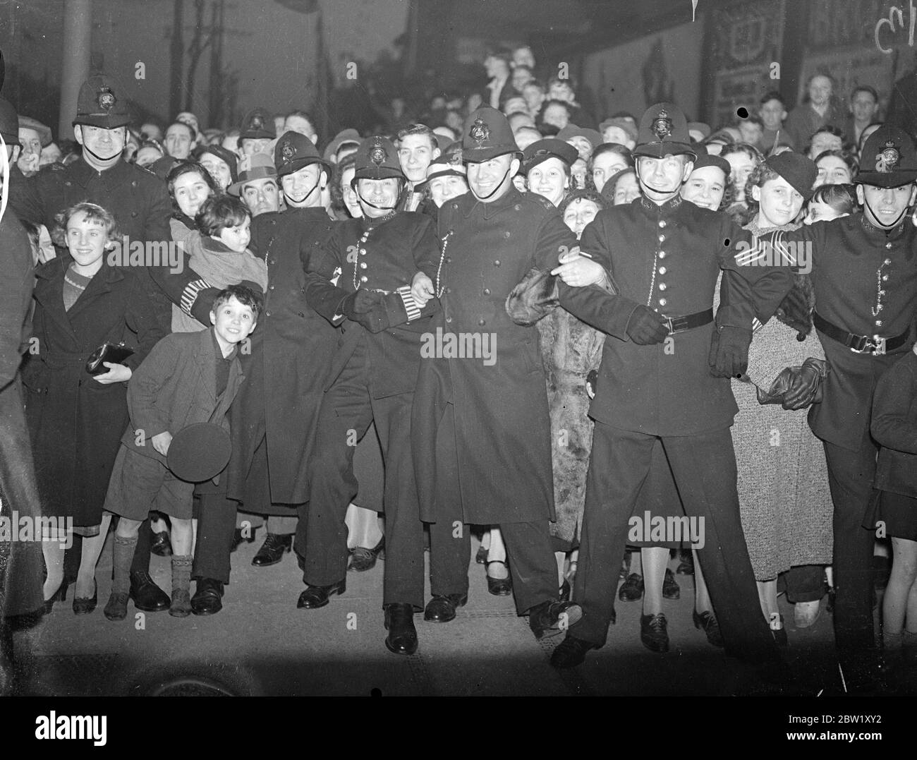 La foule accueille la duchesse de Gloucester lorsqu'elle assiste à la première première mondiale dans East End la duchesse de Gloucester a assisté à la première mondiale jamais tenue dans East End, à Granada, East Ham. Le nouveau film britannique 'London Melody 'a été présenté à l'aide du programme d'amélioration de Tower Hill. Des séances photo, veuillez retenir la foule qui attend pour saluer la duchesse. 30 avril 1937 Banque D'Images