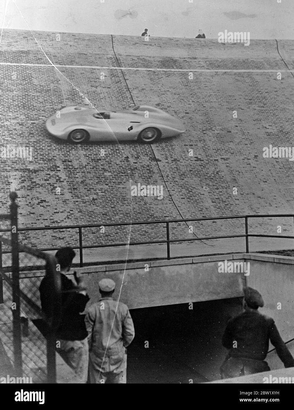 La nouvelle voiture de course allemande profilée enregistre un record. En voiture, Bernard Rosemeyer, pilote allemand, a établi un nouveau record de 12.1 secondes pour la courbe nord de l'Avus, le célèbre circuit automobile allemand. Des séries photo, Bernard Rosemeyer faisant son record de course dans la voiture de syndicat automobile simplifiée. 29 avril 1937 Banque D'Images