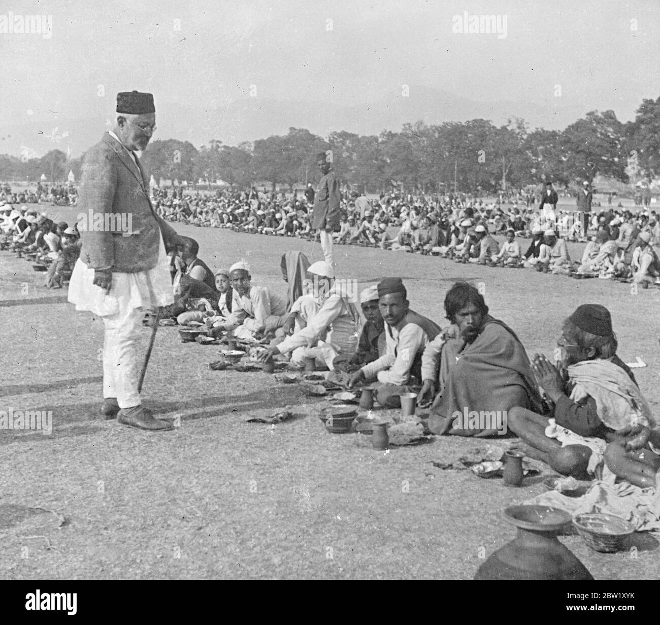 Photos exclusives du jubilé d'argent du Roi du Népal. Ces photos exclusives illustrent les célébrations qui ont eu lieu dans le cadre du jubilé d'argent de la Trubhubana bis Vikram Sah, roi du Népal de 31 ans, qui est arrivé au trône en 1911. Toute la capitale a mis sur Gala tenue et des dizaines de milliers de sujets ont regardé la parade des éléphants de joailliers et toute l'armée en revue. Ces photos ont été prises sur invitation spéciale dans la capitale, Katmandou. Photos, le souverain Sacrificateur s'adressant à l'un des pauvres à l'alimentation de masse de plusieurs milliers arrangés par le Népal Banque D'Images