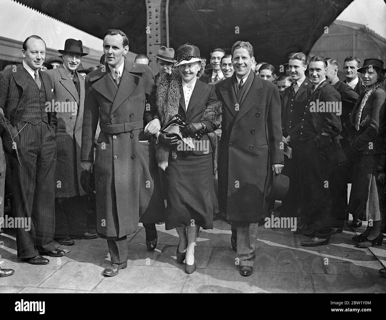 Eric Maschwitz et de Rudy de Vallee sont arrivés à Londres. Eric Maschwitz, directeur de la BBC, Light Entertainment, Rudy Vallee, le chef de bande américain et l'un des premiers croonneurs, et Hildegarde, le chanteur de cabaret, sont arrivés à la gare de Paddington pour l'Amérique sur le bateau "Ile de France" qui essayait. Eric Maschwitz a été en Amérique pour organiser la production de sa pièce musicale 'Balalaika'. Les rapports selon lesquels il ne retournerait pas à son ancien emploi à la BBC ont été refusés. Photoshows, Eric Maschwitz (à gauche), Hildegarde et Rudy Vallce (à droite) à l'arrivée à Paddington. Hildegarde a eu un nouveau printemps Banque D'Images