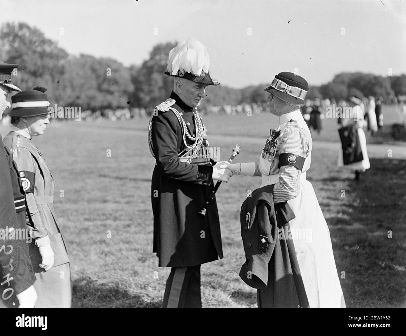 Sir Claude Jacob inspecte le quartier de Londres de la Brigade d'Ambulance St John. 5000 membres de la Brigade d'ambulance de St John étaient en parade à Hyde Park lorsque le maréchal Sir Claude W. Jacob inspectait la section du district de London. C'est la seule occasion de l'année où tout le district est perdé. Photos: Sir Claude Jacob se secouant la main avec une infirmière vétéran au défilé. 5 juin 1937 Banque D'Images