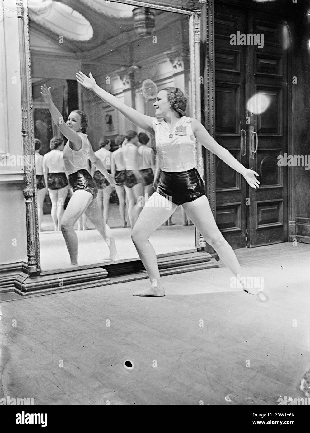 Les filles canadiennes de santé et de beauté répètent à Londres. Les 58 membres canadiens de la Ligue des femmes pour la santé et la beauté qui sont venus à Londres pour participer à l'exposition Great Coronation de la Ligue à Wembley le 12 juin, ont répété au Mertimer Hall, Great Portland Street. L'âge moyen des filles est de 24 ans. La plupart d'entre eux travaillent dans des bureaux lorsqu'ils sont à la maison. Des spectacles photo, Mlle Margaret Martin, de Hamilton, Ontario, répète devant un miroir. 7 juin 1937 Banque D'Images