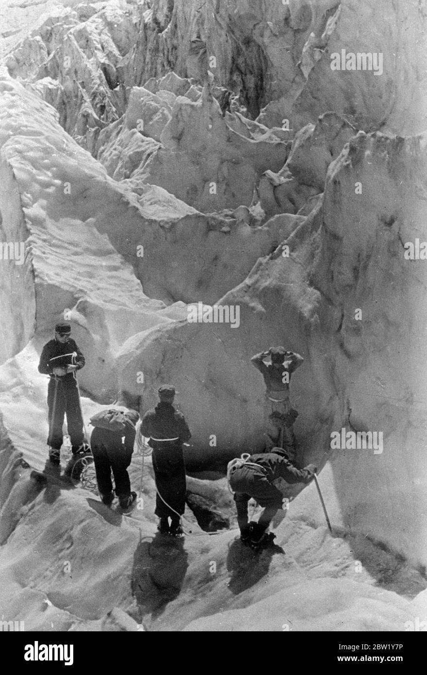 Météo hiver beauté vit tout l'été. Apprendre l'escalade dans un fairyland caucasien. Tout au long de l'été, au milieu de scènes d'une beauté hivernale à couper le souffle, de jeunes aspirants à l'escalade de montagne de villes de toute la Russie reçoivent une formation en alpinisme au camp de montagne des syndicats soviétiques dans le ravine d'Adyl su, dans le Nord du Caucase. Sous la direction d'instructeurs expérimentés, les grimpeurs reçoivent une formation approfondie sur le glacier entourant le camp, puis sont organisés en groupes pour des tentatives sur Elbrus, Jantugan et d'autres pics caucasiens difficiles. Des spectacles photo, une fête c Banque D'Images