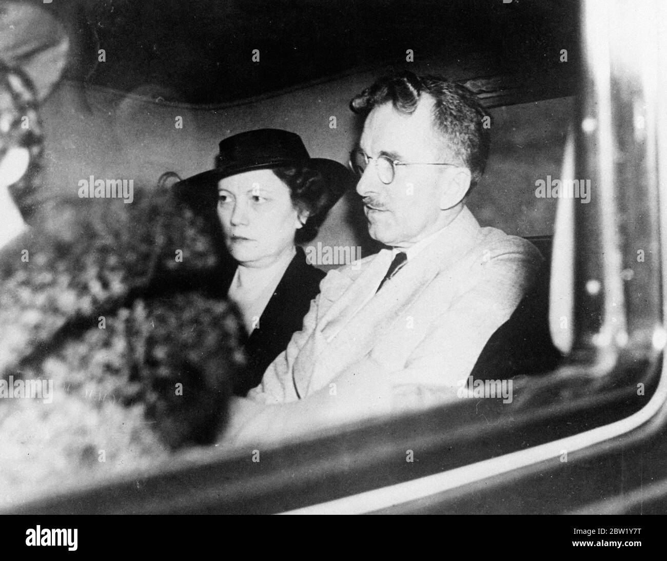 Le père de Jean Harlow assiste aux funérailles de sa fille. Le Dr Monte Carpenter, père de feu Jean Harlow, l'actrice du film, a assisté avec 250 personnalités du film, les funérailles de l'actrice au Wee Kirk o' The Heather à Glendale, Californie. Jane Harlow meurt à Los Angeles à l'âge de 26 ans. Photos: Dr Monte Carpenter, père de feu Jean Harlow, arrivant à l'église avec sa femme actuelle. 16 juin 1937 Banque D'Images