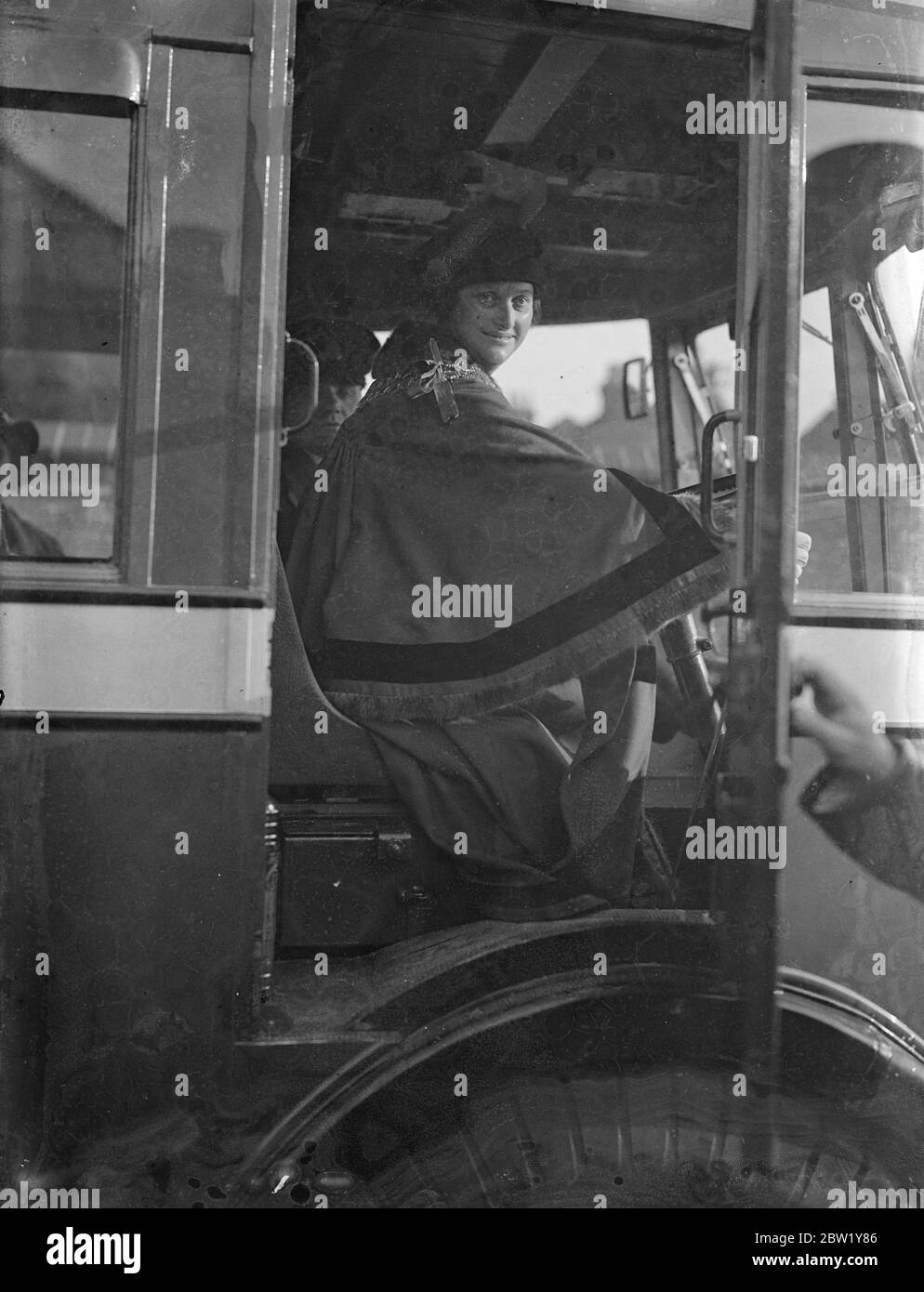 La femme maire de West Ham conduit le premier trolleybus - le plus grand changement commence dimanche matin. Mme Daisy Parsons, maire de West Ham, a conduit un trolleybus à la sortie du dépôt de Greengate Street, West Ham, tôt dimanche matin, pour inaugurer la plus grande conversion de London transport des tramways aux trolleybus. Plus de 15 000 kilomètres sont affectés. 78 tramways seront retirés et 85 trolleybus les remplaceront. Ils sont les véhicules de tourisme les plus silencieux jamais conçus. Photos: Mme Daisy Parsons, Maire de West Ham, au siège du premier trolleybus. 6 juin 1937 Banque D'Images