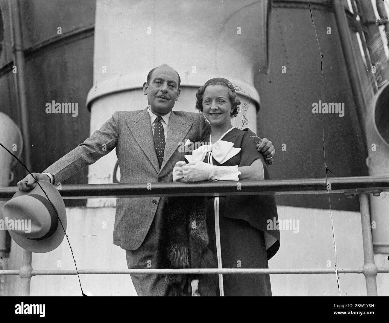 Sir Cedric Hardwicke revient d'Amérique rencontré par sa femme. Sir Cedric Hardwicke, l'acteur britannique, est arrivé à Southampton à bord de l'Aquitania depuis New York. Il a été rencontré par sa femme, Lady Hardwick, à son arrivée. Expositions de photos, Sir Cedric Hardwicke avec sa femme à l'arrivée à Southampton. Un peu froid 1937 Banque D'Images