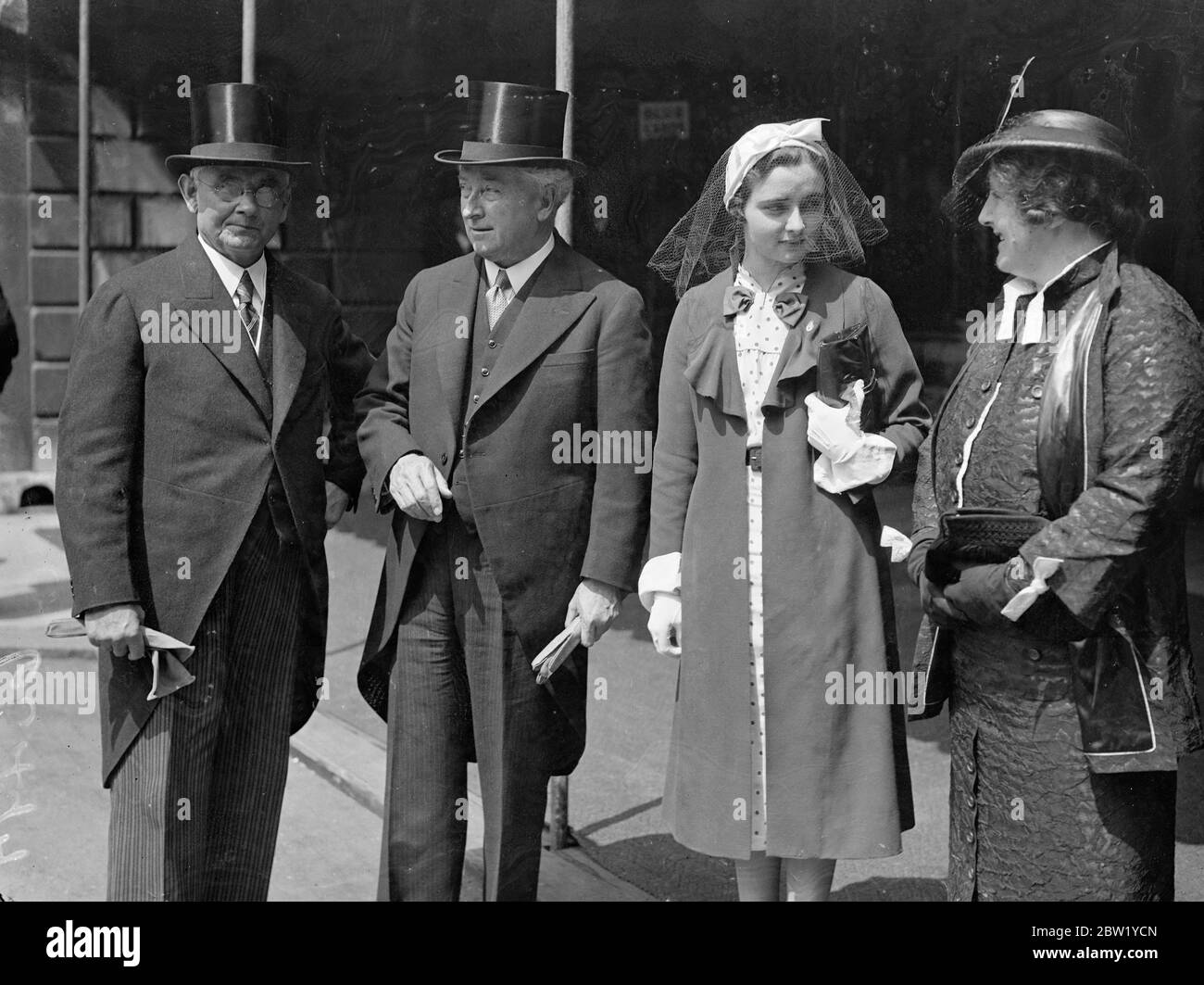 La liberté de la ville de Londres a été présentée au premier ministre australien, J A Lyons, qui a droit honorifique, et au Guildhall, M J Savage, premier ministre néo-zélandais. Séances photo, M. J a Lyons, Premier ministre australien, M. MJ Savage, Premier ministre néo-zélandais (portant des lunettes), Mme Lyons et Mlle Sheila Lyons, fille du Premier ministre australien et de sa femme, au Guildhall. 14 juin 1937 Banque D'Images