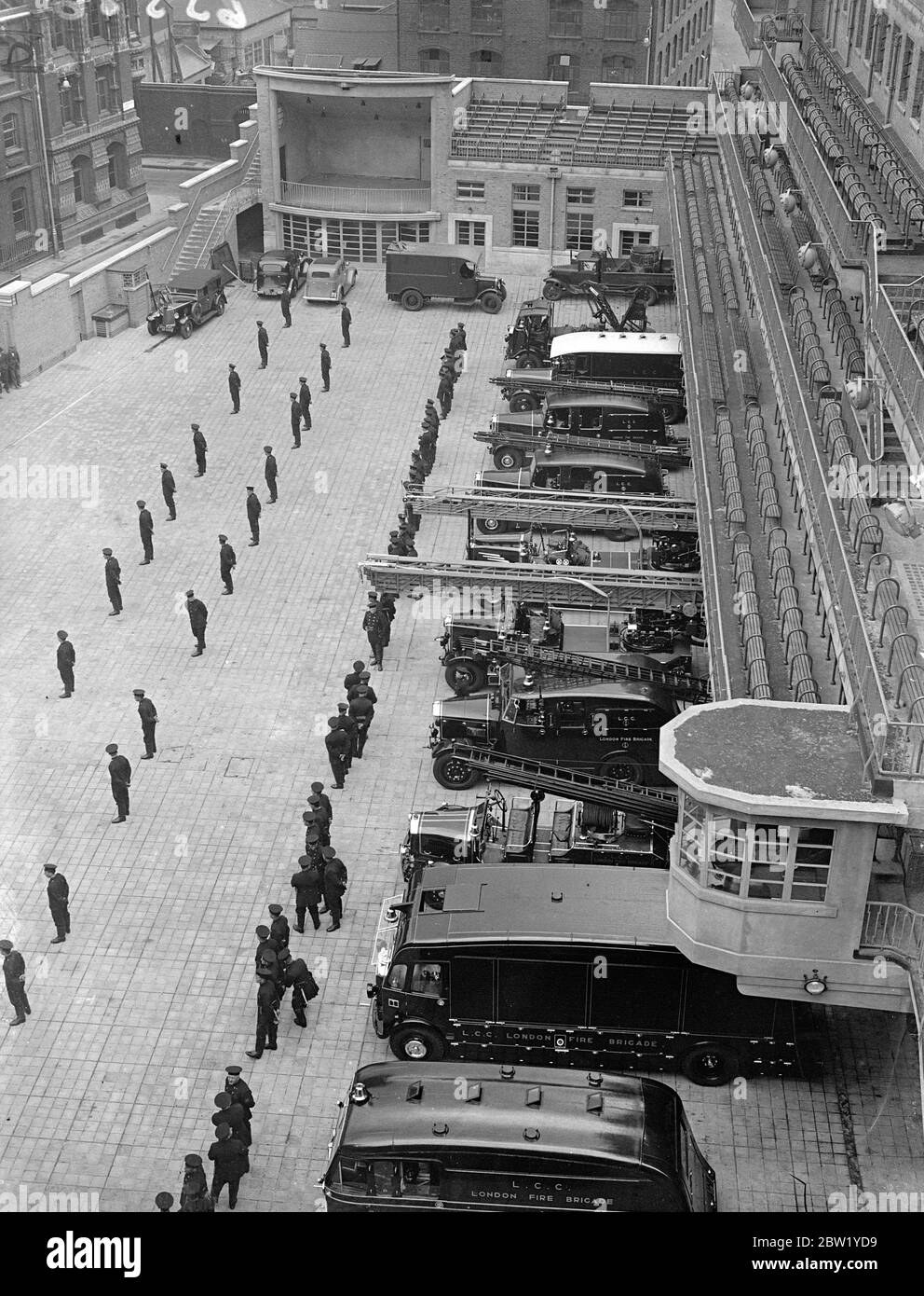 La brigade des pompiers répète l'ouverture du nouveau quartier général de la Royal. Des hommes du quartier général de la brigade des pompiers de Londres répètent à Lambeth pour l'ouverture par le roi du nouveau bâtiment du quartier général le 21 juillet. Photos : les hommes répètent au nouveau quartier général de la brigade des pompiers, au pont de Lambeth. 16 juin 1937 Banque D'Images