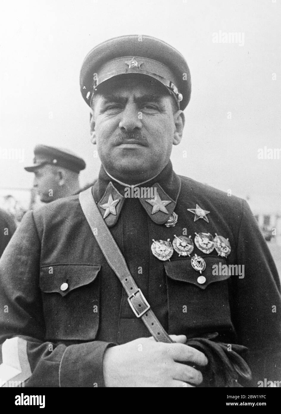 Le commandant soviétique de l'extrême-Orient a suggéré comme victime de la prochaine purge de Staline. Marshall V K B Lucher, commandant en chef de l'Armée rouge en extrême-Orient, est suggéré dans un message de bigs comme l'une des victimes de la prochaine "purge" de Staline d'éléments déloyaux en Union soviétique. Le Marshall Blucher aurait engagé une scène de colère contre Staline avant de siéger en tant que juge au procès pour trahison des huit généraux, et aurait ensuite prouvé sa loyauté en condamnant le Marshall Tukhachevsky, ancien vice-commissaire pour la défense, à mort. Photos, une photo récente de Marshall L K Blucher, soviétique Far E Banque D'Images