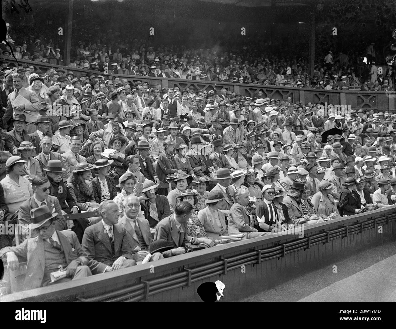 Une foule de spectateurs regarde les batailles de tennis pour femmes sur le court du centre. Une foule importante s'est rendue sur le court du Centre à Wimbledon pour voir les joueuses de crack participer au deuxième jour du tournoi, consacré aux matchs des femmes. Expositions de photos, le court du centre bondé pendant le match entre Alice Marble, la championne américaine, et Miss RM Hardwick de Grande-Bretagne, 22 juin 1937 Banque D'Images