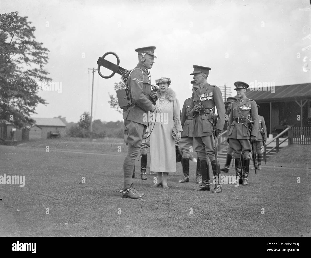Princess Royal, voit un portable sans fil à Aldershot inspection. La princesse royale, le col en chef, inspectait le corps royal des signaux et les anciennes camarades du régiment à Aldershot, dans le Hampshire. Expositions de photos, la princesse royale inspectant une nouvelle radio portable de terrain à Aldershot. 21 juin 1937 Banque D'Images