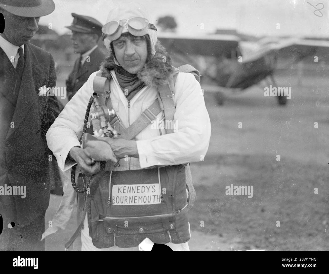 Un commis d'Ironmongers qui tente de record du monde pour un retard de chute de parachute. Un jeune monteur de Gynne Johns, 26 ans, d'Aberystwyth, a pris le départ de Croydon pour tenter d'obtenir un record mondial pour la chute tardive du parachute. Il s'occupe de monter à 20,000 pieds et de tomber à 18,000 pieds avant de libérer son parachute. Expositions de photos, Gwynne Johns, portant son équipement d'oxygène à Croydon. 22 juin 1937 Banque D'Images