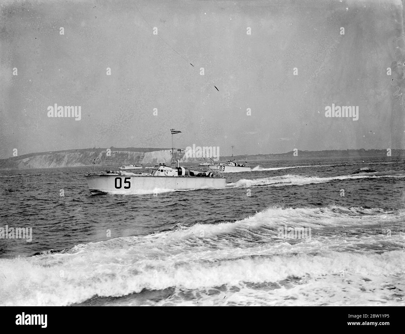 Les bateaux à moteur torpilles à grande vitesse partent pour Malte. Le voyage le plus long jamais tenté. Faisant le plus long voyage jamais tenté par des navires de leur type, une flottille à grande vitesse de bateaux de torpille à moteur, a quitté Southampton pour Malte. Construit par le bateau de moteur britannique Co, les bateaux de 15 tonnes ont une longueur de 60 pieds et une vitesse estimée à plus de 40 noeuds. Chacun porte deux troupes de torpille de 18 pouces et plusieurs mitrailleuses. Inclus dans la flottille d'autres bateaux qui ont escorté le roi et la reine sur la Tamise récemment. Photos, les bateaux à grande vitesse de torpille à moteur passant, Shanklin , sur l'île de Wight, sur thei Banque D'Images