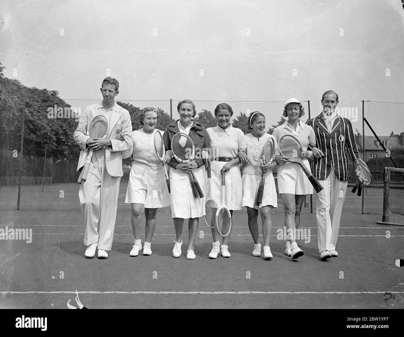 Champions de tennis à la réception avant Wimbledon. Des joueurs de tennis de renommée mondiale venus d'Amérique, d'Angleterre et de nombreux pays européens étaient présents à la réception spéciale donnée au club de Roehampton aux concurrents des championnats de Wimbledon, qui ouvrait demain (lundi). Photos, Donald Budge, Billy Yorke, Mme Mathieu, Señorita Anita Lizana (Chili) Mlle Jedrzejowska (Pologne) Mlle Alice Marble (Amérique) et Gustav von on Cramm (Allemagne). 20 juin 1937 Banque D'Images