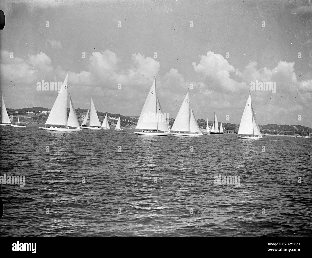 Course pour les gros croiseurs à la régate Torquay coronationa. Trois cent douze yachts, dont un est entré par le prince héritier OLAF de Norvège, participent à la régate internationale de couronnement qui a ouvert ses portes à Torquay. L'assemblage de l'artisanat est le plus grand de la mémoire de Torbay Yachtsman. Photos, croiseurs de plus de 75 tonnes peu après le début de leur course. 19 juin 1937 Banque D'Images