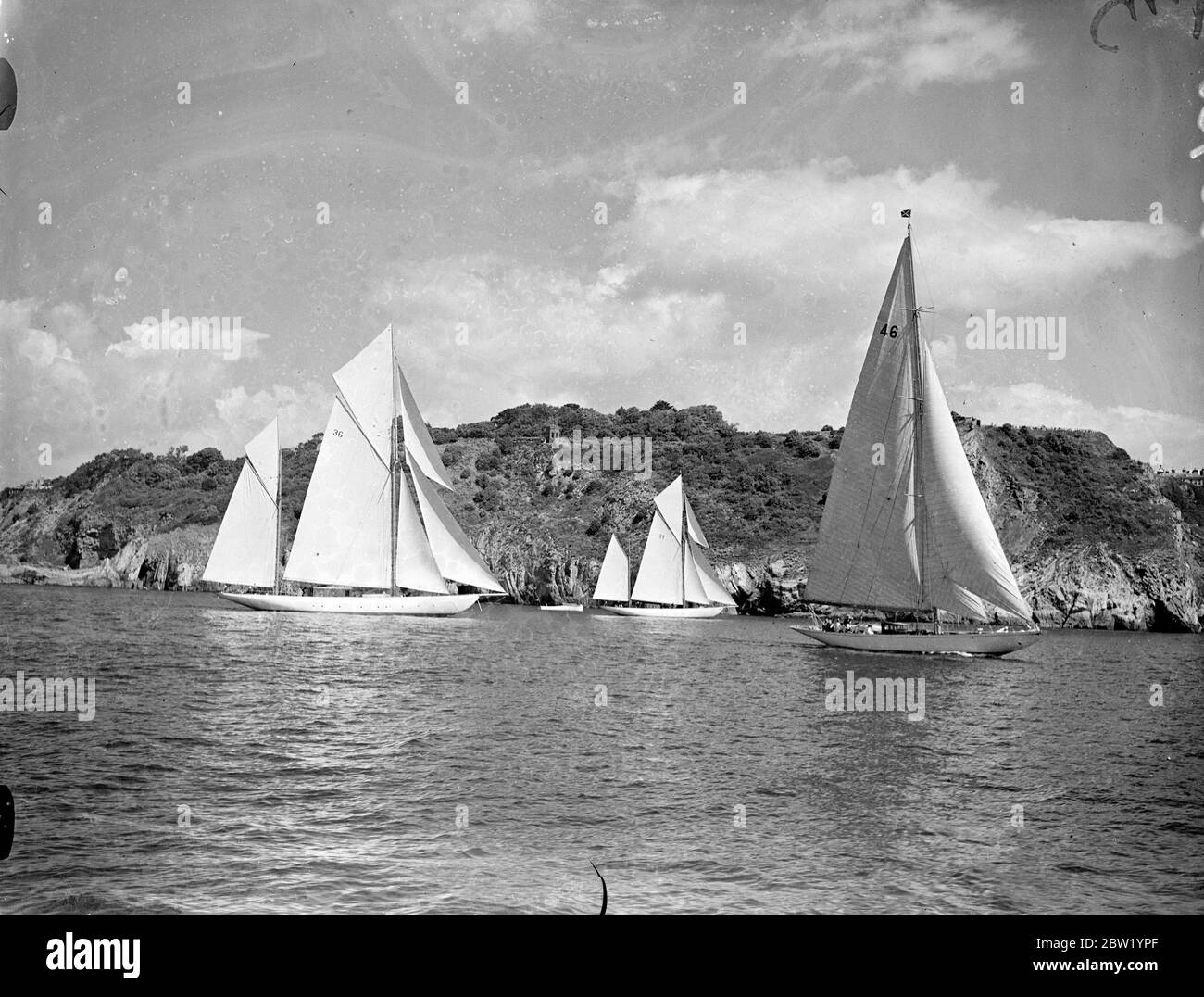 Grands yachts à Torbay international Regatta. Des yachts gracieux appartenant à la classe des 75 tonnes et plus, se dressent contre les falaises de Torbay à la régate de Coronation internationale. Foreground (46) est « Minstrel », M. Jeffrey Hawkes Cutter 75 tonnes. Derrière (36) se trouve 'Thendare', cent 45 tonnes de katch, appartenant à M. A S i jeune et à droite de fond est 'Albyn', un ketch , appartenant à M. Robert French. 20 juin 1937 Banque D'Images