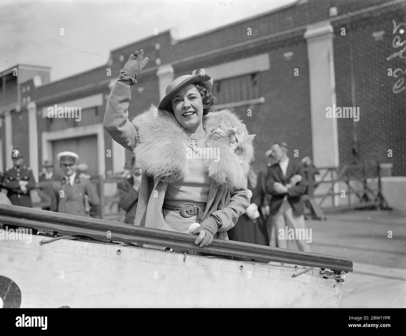 Mlle Martin Johnson de retour dans la jungle pour poursuivre le travail de mari. « plus aimable que les nations civilisées ». Mme Martin Johnson, l'explorateur, est arrivée en Angleterre d'Amérique sur le paquebot 'Normandie', en route vers l'Afrique. Bien que son mari ait été tué il y a plusieurs mois dans un accident d'avion américain, elle vole en Afrique. Là, elle va poursuivre le travail de mari a commencé. Dans une interview, Mme Martin Johnson a dit qu'elle pensait à la jungle, plus paisible et plus aimable que les nations civilisées du monde. Photos, arrivée de Mme Martin Johnson à Southampton. 21 juin 1937 Banque D'Images