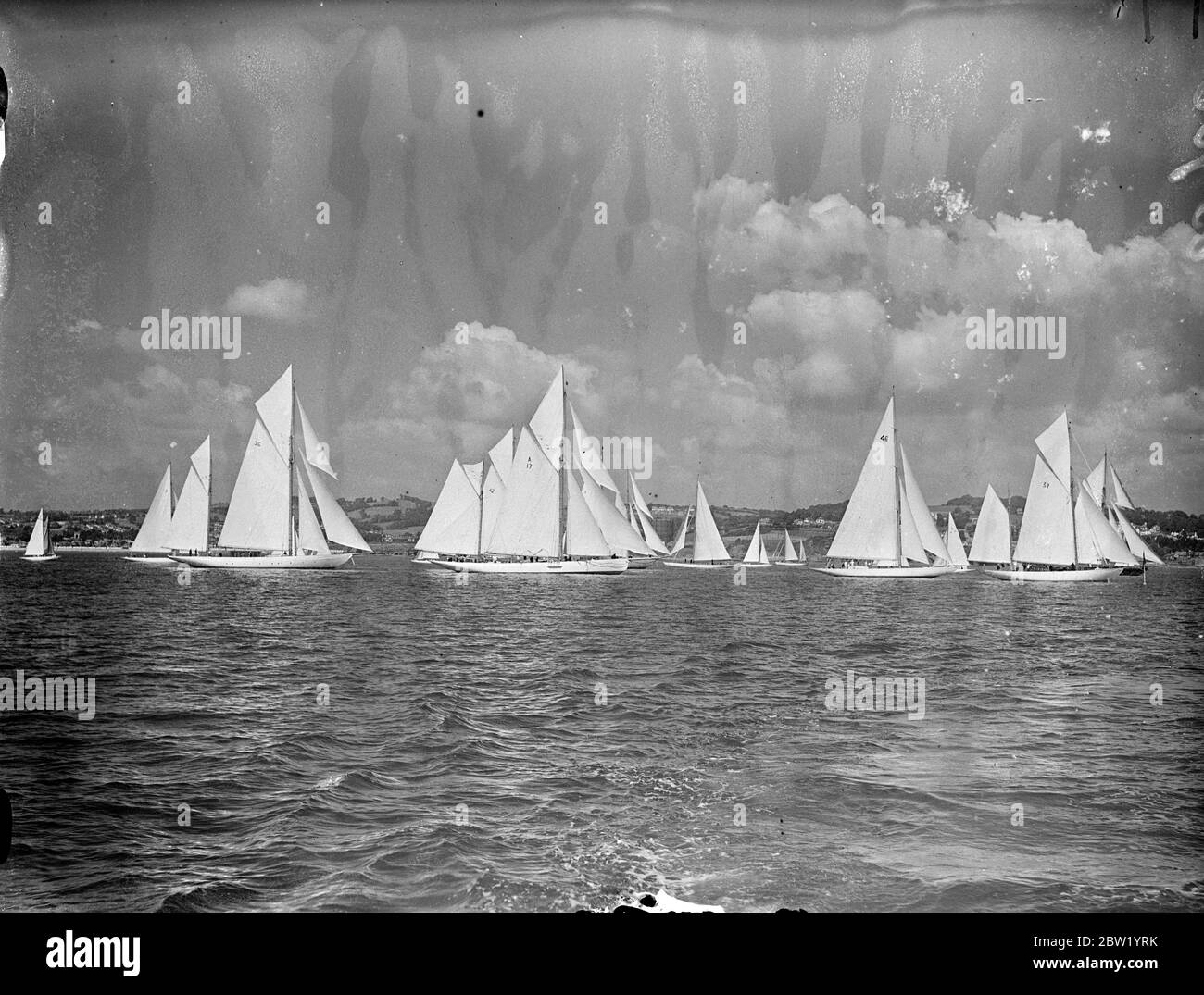 Course pour les gros croiseurs à la régate Torquay coronationa. Trois cent douze yachts, dont un est entré par le prince héritier OLAF de Norvège, participent à la régate internationale de couronnement qui a ouvert ses portes à Torquay. L'assemblage de l'artisanat est le plus grand de la mémoire de Torbay Yachtsman. Photos, croiseurs de plus de 75 tonnes peu après le début de leur course. 19 juin 1937 Banque D'Images