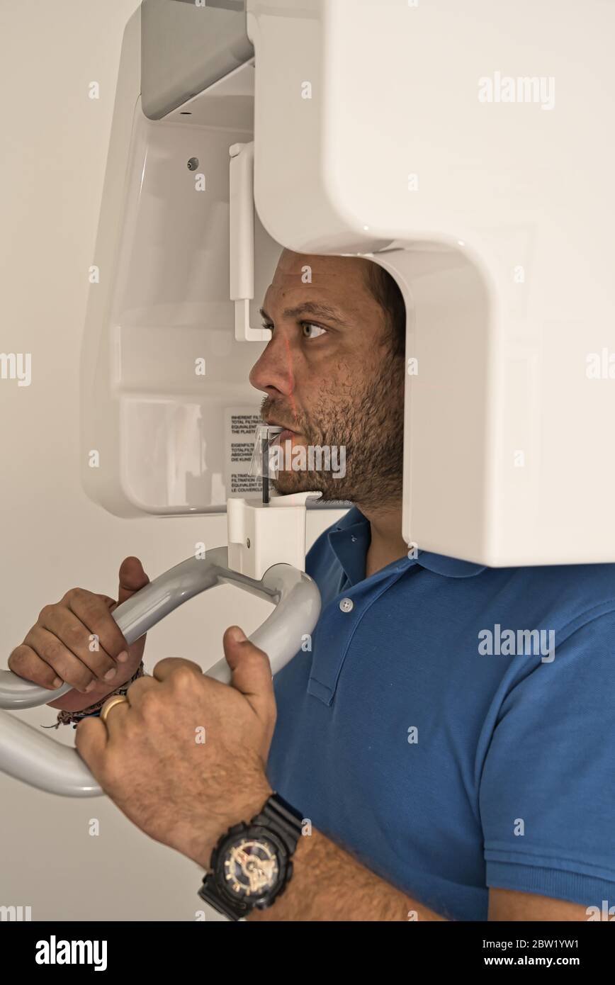 Patient dans la salle de radiographie de la clinique dentaire pour voir la santé de ses dents piquant la gomme de la dernière technologie dispositif. Banque D'Images