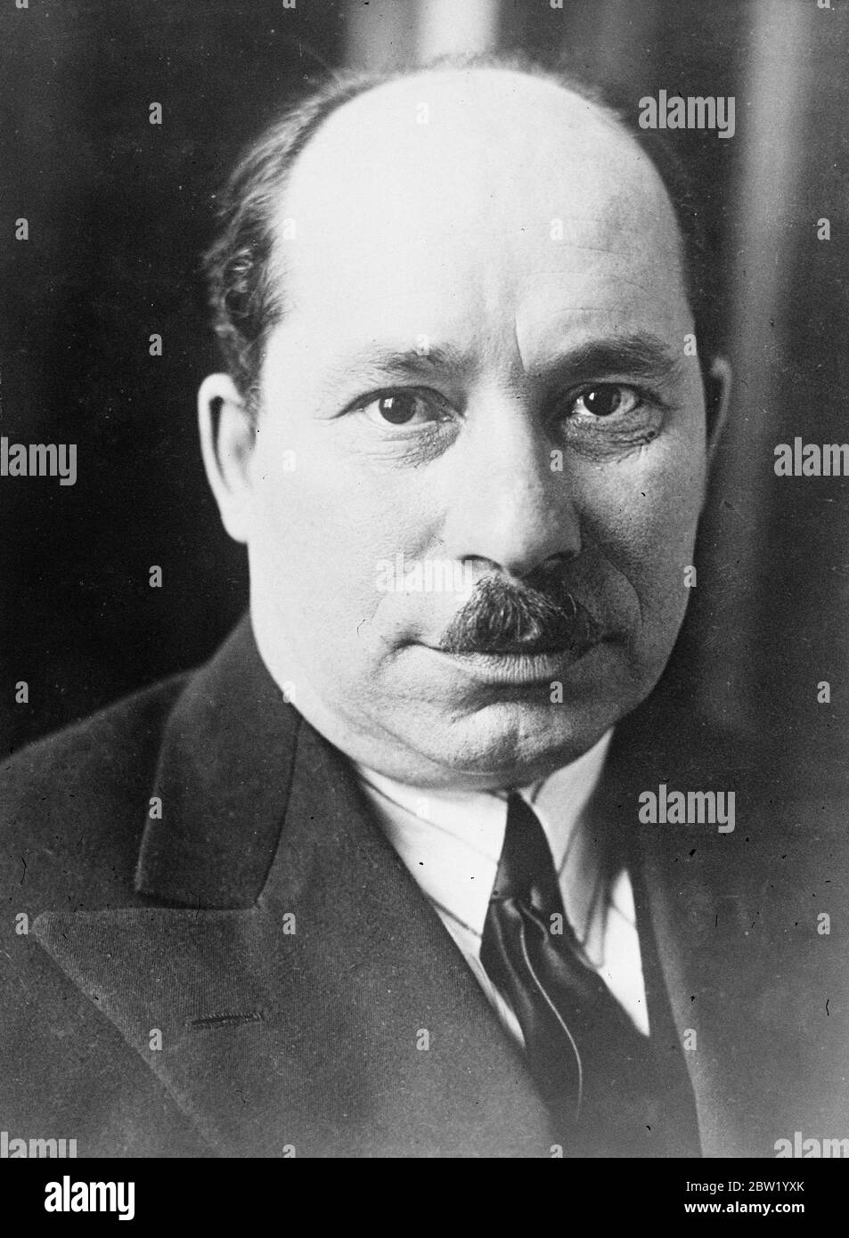 Le président de la Russie blanche se suicide après purge. Alexander Cherviakoff, Président de la République soviétique de Russie blanche, qui borde la Pologne, a rapporté de Moscou avoir commis un suicide. Le rapport faisait suite à des déclarations faites à la conférence du Parti communiste russe blanc à Minsk, selon lesquelles le président et les membres du Cabinet de la République étaient impliqués dans des activités d'espionnage et de naufrage, et qu'une purge était en cours. L'explication officielle du suicide est: Raisons familiales. Photos: Alexander Cherviakoff, une photo récente [Aliaksandr Charviakou / Alexander Cherviakov - chef de la Th Banque D'Images