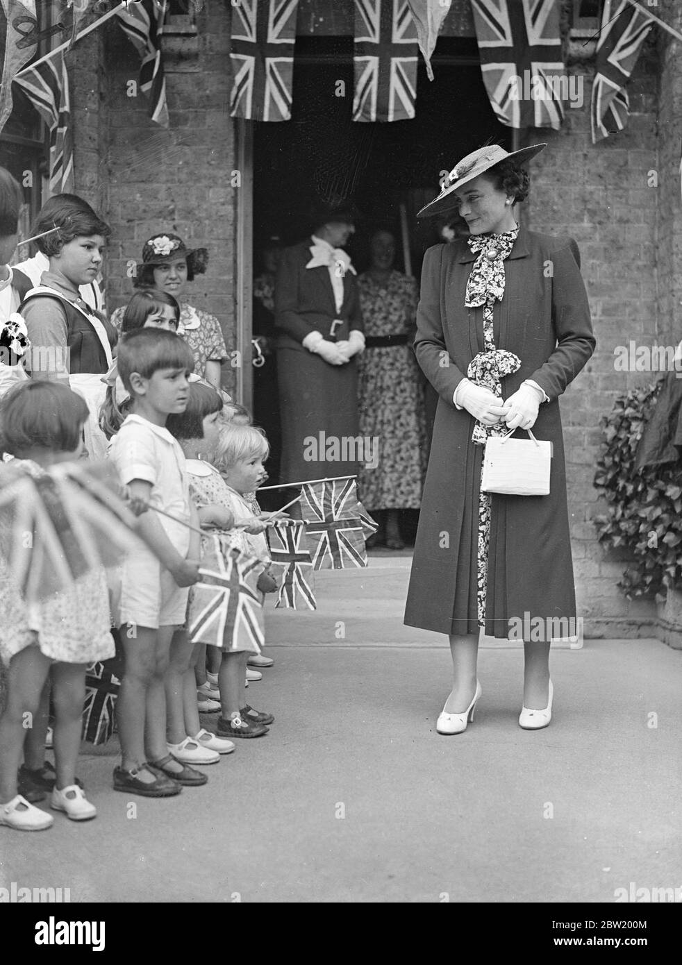 La duchesse de Gloucester a présidé les célébrations de la Journée du fondateur des maisons du Dr Bernardo à la Maison du village des filles, à Barkingside, dans l'Essex, où elle a été accueillie par des enfants avec Union Jacks. 26 juin 1937 Banque D'Images