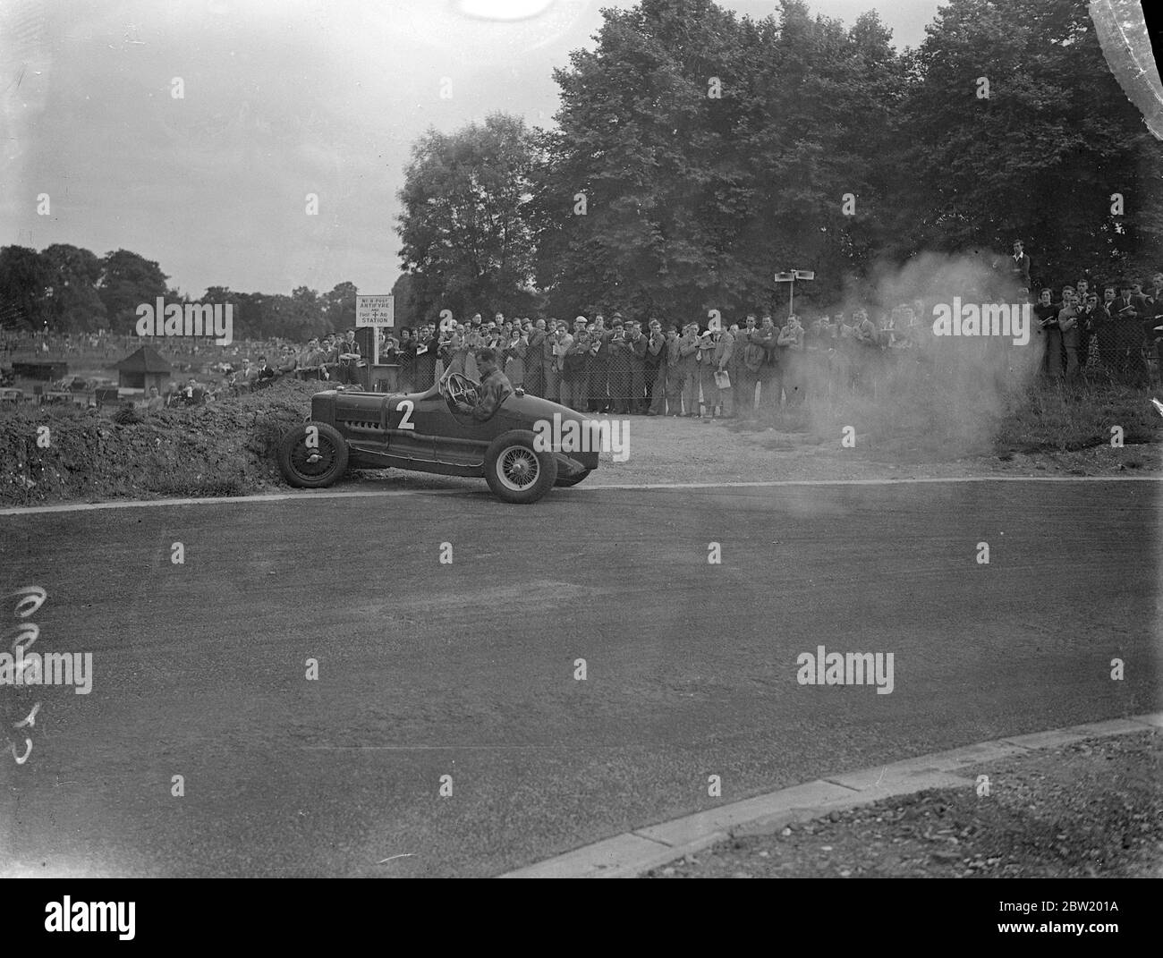 M. H. L. Brooke, volant d'un MG Riley, a de nouveau frappé la banque, exactement au même endroit qu'auparavant, pendant le Grand Prix de Londres sur le nouveau circuit de course de Crystal Palace. 17 juillet 1937 Banque D'Images