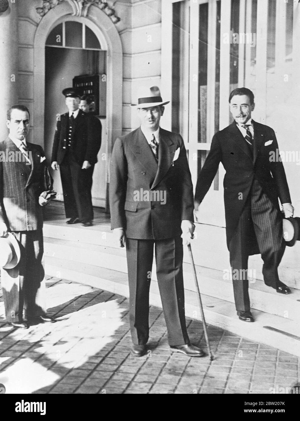 Le roi Carol de Roumanie arrive à son hôtel de Paris. Le roi, incognito en voyage, est arrivé à Paris au début d'une visite privée du continent. Lors de sa visite à Paris, il fera le tour de l'exposition et assistera à un déjeuner militaire à l'Elysée Palace après avoir assisté à une parade militaire géante. De France, il voyage en Belgique et en Angleterre. 11 juillet 1937 Banque D'Images