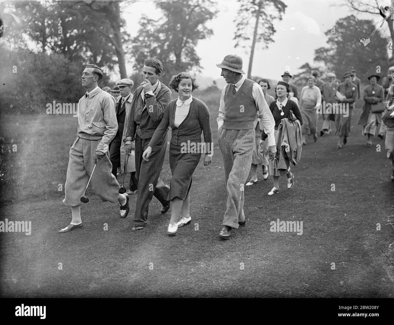 PAM Barton et A. H. Padgham et R. Sweeny et L. O. Munn qui se sont réunis sur l'un des foursomes du cours du parc Moor. Ils jouent au match de Coronation des syndicats de golf anglais, dans lequel 20 amateurs de premier plan jouent contre 10 femmes golfeurs et 10 professionnels. Le concours se déroule au Moor Park Club, à Rickmansworth, et les débats seront consacrés au Fonds commémoratif national du Roi George V. 18 juin 1937 Banque D'Images