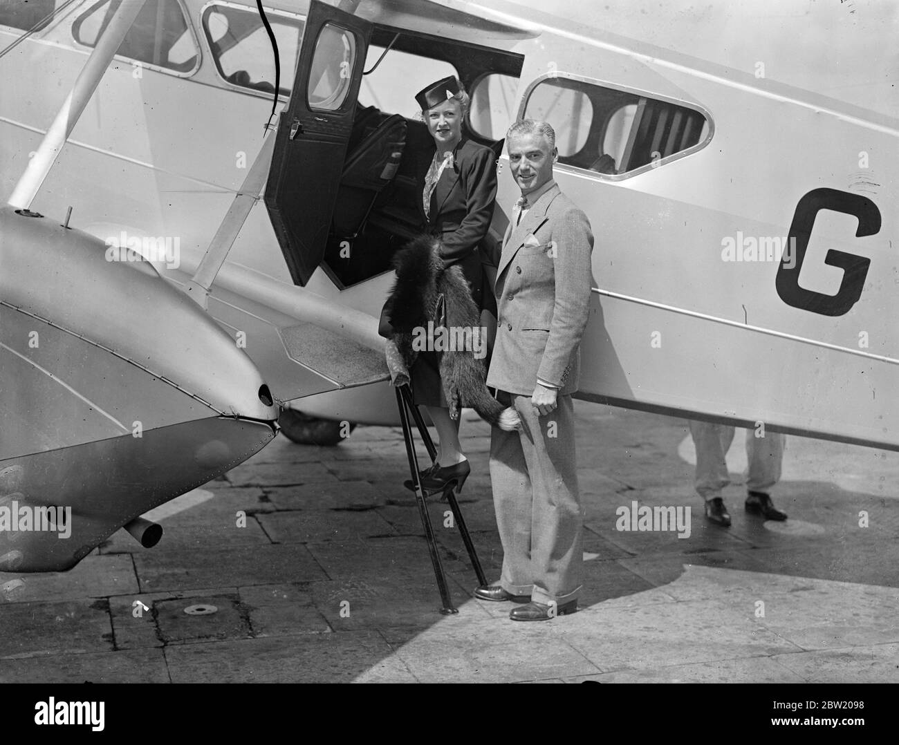 M. Eric Vansittart Bowater et son épouse au départ de Croydon sur une lune de miel tardive. 16 juillet 1937. Banque D'Images