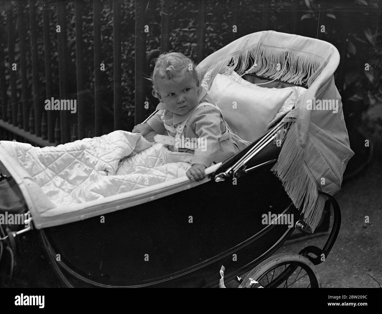 Bébé de 15 mois, fils du comte et comtesse Haugwitz-Reventlow (anciennement Barbara Hutton), The Woolworth Heiress out pour un air dans Hyde Park Gardens. Le bébé est l'héritier de Woolworth millions et probablement le plus riche bébé au monde. 26 juin 1937 Banque D'Images