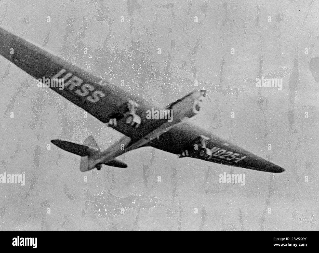 L'avion record ANT-25-1 dans les airs après le décollage à Moscou. Trois aviateurs soviétiques Mikhall M. Gromov, le major A.B.Yumaschev, et l'ingénieur S.A Danilin, qui ont pris le départ de l'aérodrome de Shchelkovo près de Moscou, ont atterri près de San Jacinto à 70 miles à l'est de Los Angeles après un vol au-dessus du pôle Nord pour briser le record mondial de longue distance. Les Russes ont volé 6625 miles en 61 heures sept minutes presque 1000 miles de mieux que le précédent record établi par Codos et Rossi. 15 juillet 1937 Banque D'Images L'avion record ANT-25-1 dans les airs après le décollage à Moscou. Trois aviateurs soviétiques Mikhall M. Gromov, le major A.B.Yumaschev, et l'ingénieur S.A Danilin, qui ont pris le départ de l'aérodrome de Shchelkovo près de Moscou, ont atterri près de San Jacinto à 70 miles à l'est de Los Angeles après un vol au-dessus du pôle Nord pour briser le record mondial de longue distance. Les Russes ont volé 6625 miles en 61 heures sept minutes presque 1000 miles de mieux que le précédent record établi par Codos et Rossi. 15 juillet 1937 Banque D'Images