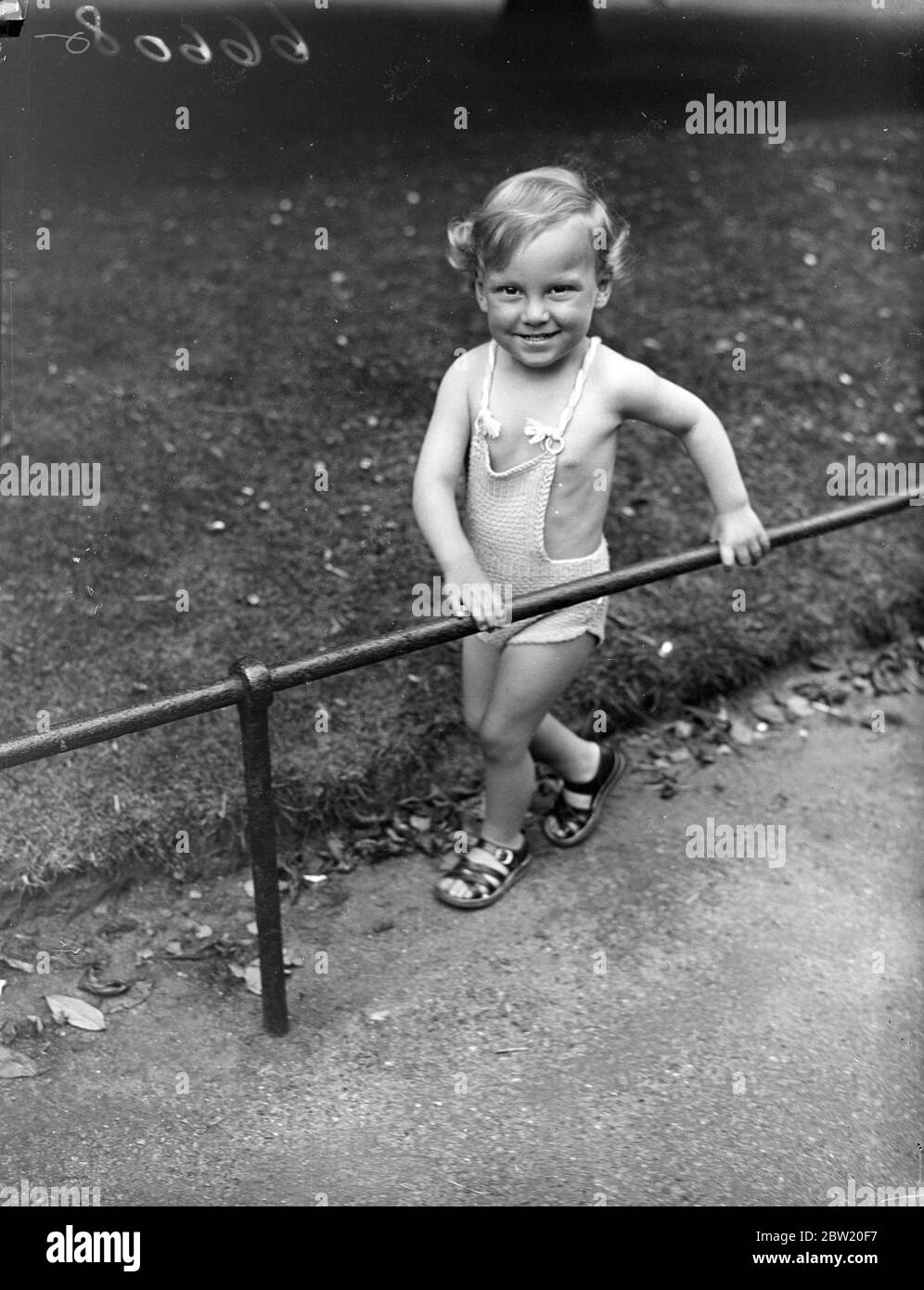 Francis Sitwell, qui aura deux ans en septembre, se promène dans un costume de bain de soleil à Hyde Park. Il est le fils de M. Sacheverell Sitwell, le frère poète d'Osbert et d'Edith Sitwell. 17 juillet 1937 Banque D'Images