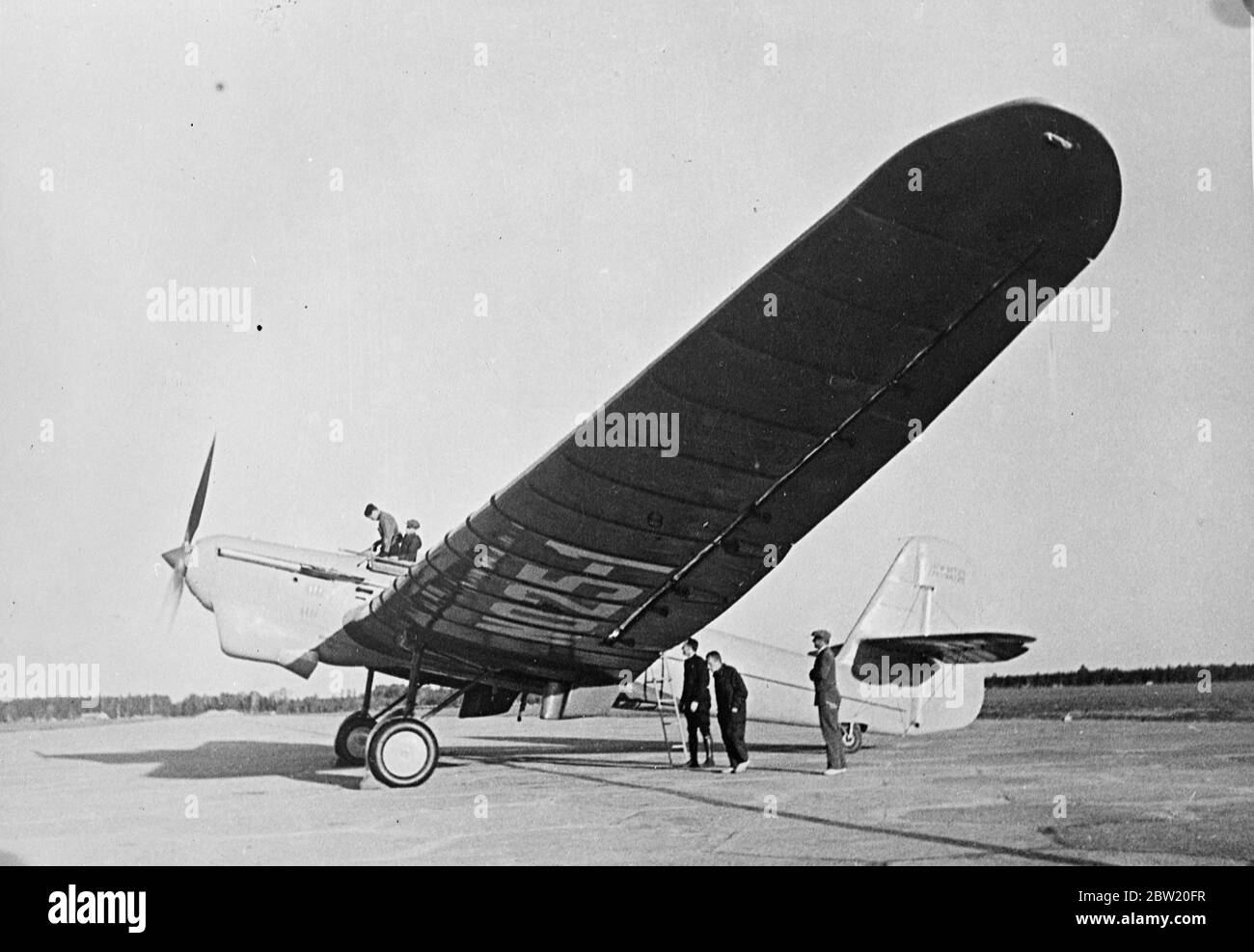 Trois aviateurs soviétiques Mikhall M. Gromov, le major A.B.Yumaschev, et l'ingénieur S.A Danilin, qui ont pris le départ de l'aérodrome de Shchelkovo près de Moscou, ont atterri près de San Jacinto à 70 miles à l'est de Los Angeles après un vol au-dessus du pôle Nord pour briser le record mondial de longue distance. Les Russes ont volé 6625 miles en 61 heures sept minutes presque 1000 miles de mieux que le précédent record établi par Codos et Rossi. 15 juillet 1937 Banque D'Images Trois aviateurs soviétiques Mikhall M. Gromov, le major A.B.Yumaschev, et l'ingénieur S.A Danilin, qui ont pris le départ de l'aérodrome de Shchelkovo près de Moscou, ont atterri près de San Jacinto à 70 miles à l'est de Los Angeles après un vol au-dessus du pôle Nord pour briser le record mondial de longue distance. Les Russes ont volé 6625 miles en 61 heures sept minutes presque 1000 miles de mieux que le précédent record établi par Codos et Rossi. 15 juillet 1937 Banque D'Images
