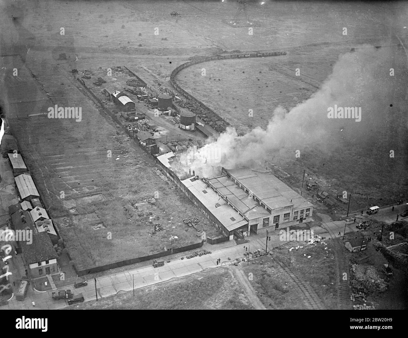 De grandes forces de pompiers combattent encore les grandes blazs à l'usine de Solignum, Ltd., Dagenham Docks. La Brigade de Dagenham a envoyé un SOS à la Brigade de l'aboiement et bientôt des centaines de pompiers et de policiers ont combattu les flammes. 2 juillet 1937 Banque D'Images