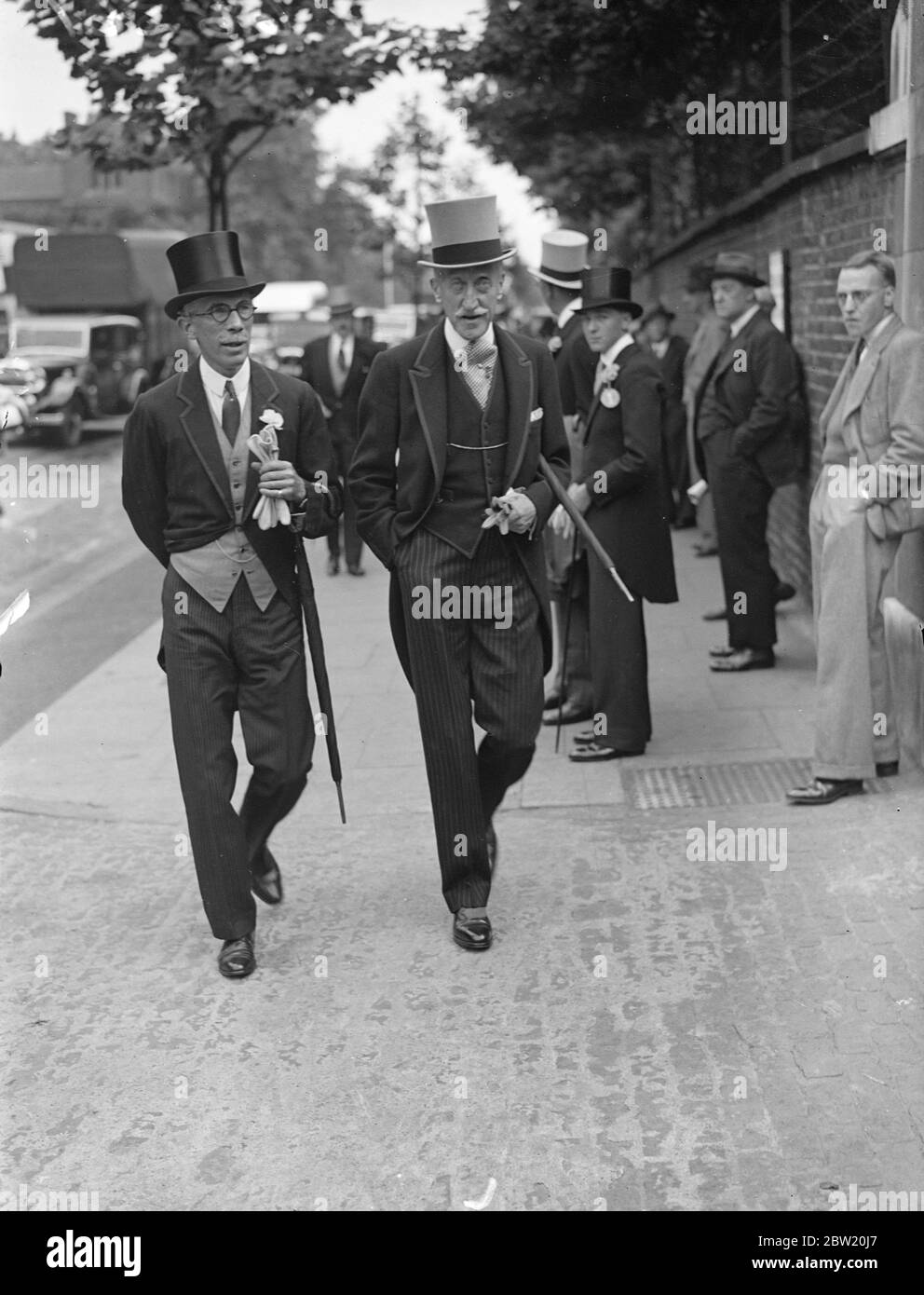 Lord Willingdon (à droite), ancien vice-roi de l'Inde arrivant à Lord's avec le major G. G. Horton (à droite), pour l'ouverture du match de cricket Eton - Harrow au Lord's. Harrow tente de remporter la première victoire de cricket depuis 1908 par rapport à ses grands rivaux, Eton, lors du match annuel de deux jours. 9 juillet 1937 Banque D'Images