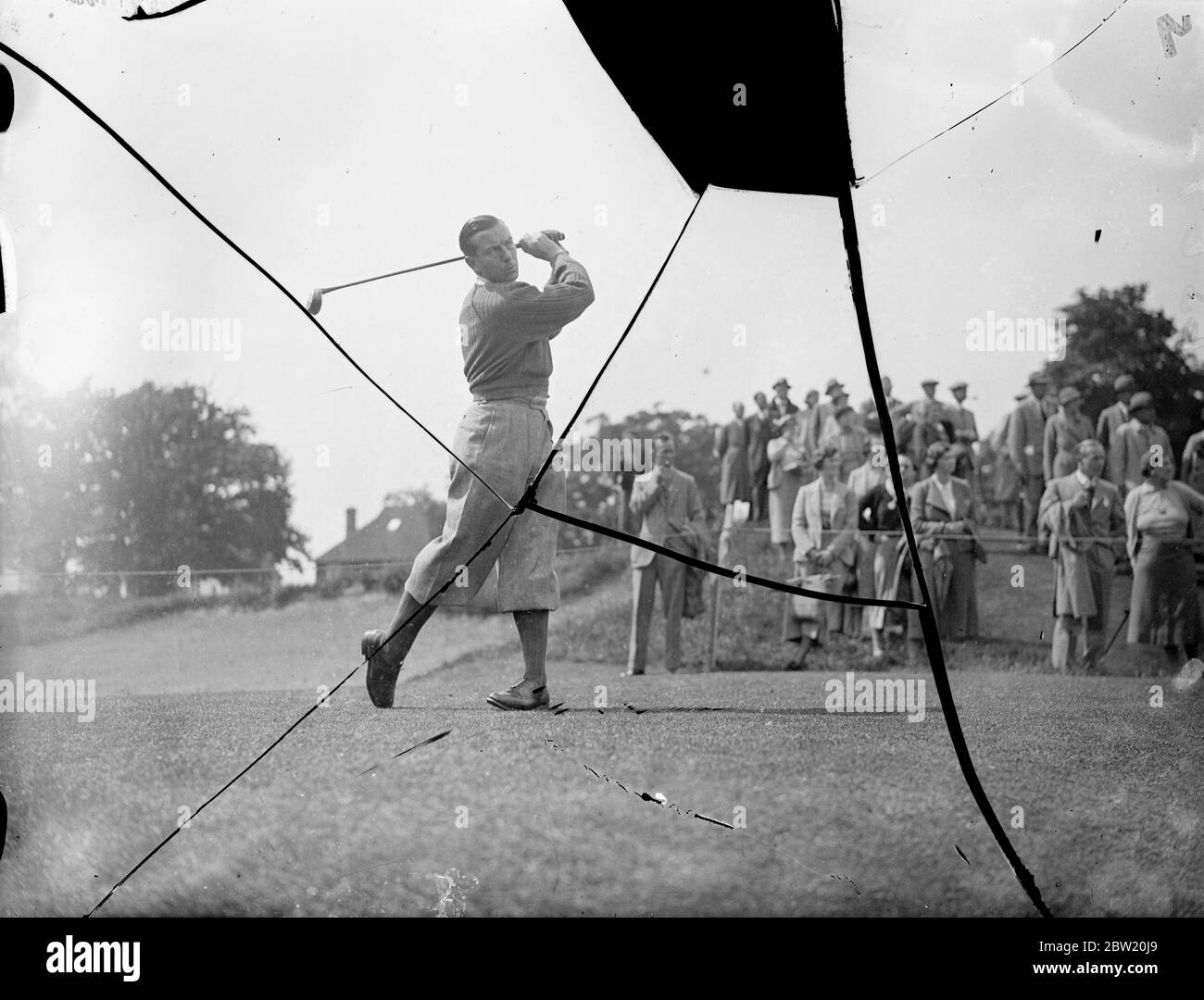 M. Henry Cotton en voiture depuis le troisième tee. Il joue dans l'un des foursomes avec K. Garnham contre J. J. F. Pennick et L. G. Crawley. Ils jouent au match de Coronation des syndicats de golf anglais, dans lequel 20 amateurs de premier plan jouent contre 10 femmes golfeurs et 10 professionnels. Le concours se déroule au Moor Park Club, à Rickmansworth, et les débats seront consacrés au Fonds commémoratif national du Roi George V. 18 juin 1937 Banque D'Images