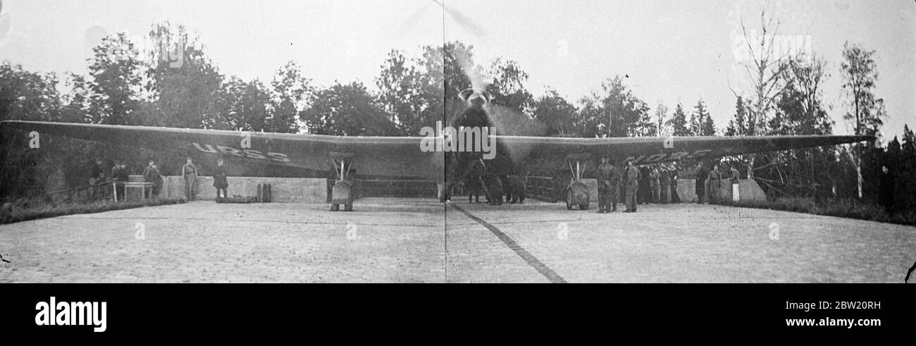 Des aviateurs soviétiques volent de Moscou, au-dessus du pôle Nord, vers l'Amérique. L'un des vols les plus dangereux de l'histoire de l'aviation a été accompli par trois aviateurs russes, Valerie Chkalov, George Baidukov et Alexander Belyakov, Qui a volé sans escale de Moscou à travers le pôle Nord à Vancouver, État de Washington, États-Unis, où ils sont descendus dans un brouillard dense sur les rives de la rivière Columbia. Les Flyers ont pris 65 heures 25 minutes en avion et ont parcouru environ 5200 milles. Ils sont arrivés à seulement 700 kilomètres de leur point d'arrivée prévu, San Francisco. Photos, l'avion Ant 25 s'envol de M Banque D'Images