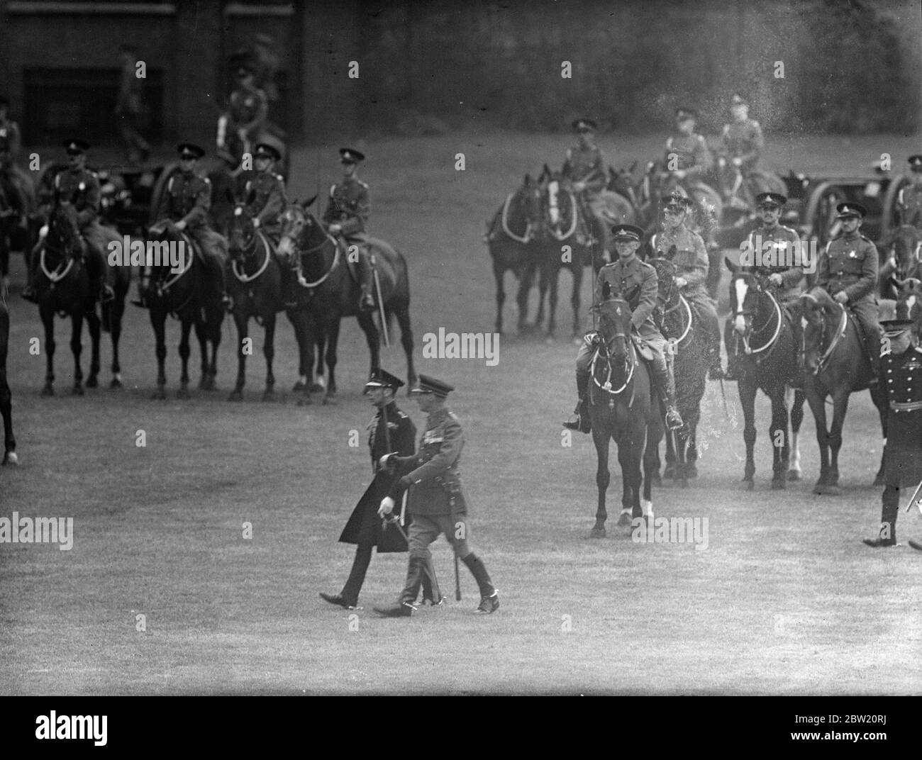 Le roi, qui a le titre ancien de capitaine général du régiment, a inspecté l'honorable Artillerie Company sur le terrain de la parade au siège, Armoury House, à Finsbury, à la fin des célébrations du 400e anniversaire. Le régiment prétend être le plus ancien en Grande-Bretagne, a reçu sa charte de Henry VIII Le roi inspectant la cavalerie. 19 juillet 1937 Banque D'Images