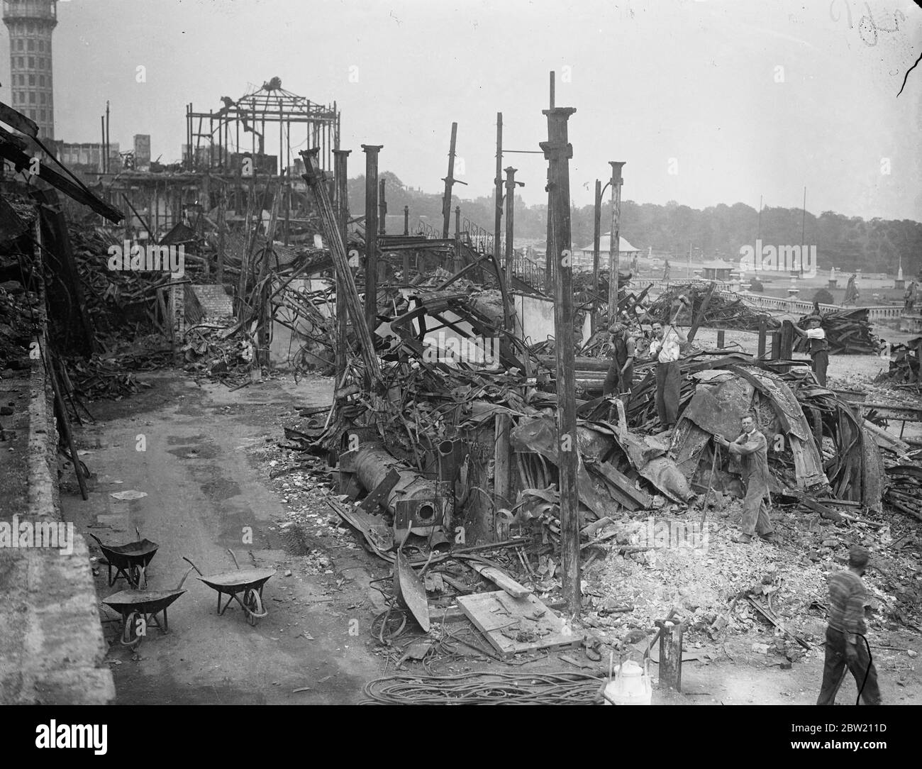 Le Palais de Cristal reste à résoudre. Les restes tordus et flammés du Palais de Cristal sont maintenant progressivement triés, décomposés et enlevés. Expositions de photos, ouvriers parmi les poutres tordues du Crystal Palace. 25 juin 1937 Banque D'Images