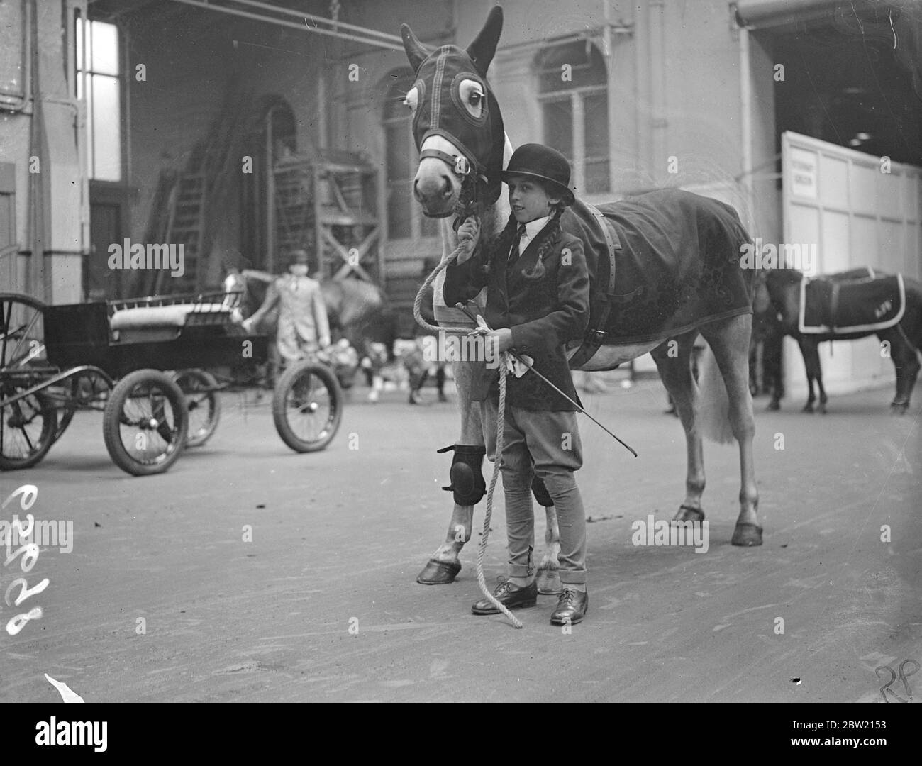 Mlle Megan Palmer avec son poney Marcus. Elle a participé à la classe d'équitation pour les enfants de moins de 12 ans à l'occasion de la Journée des enfants au salon international du cheval d'Olympia. 18 juin 1937 Banque D'Images