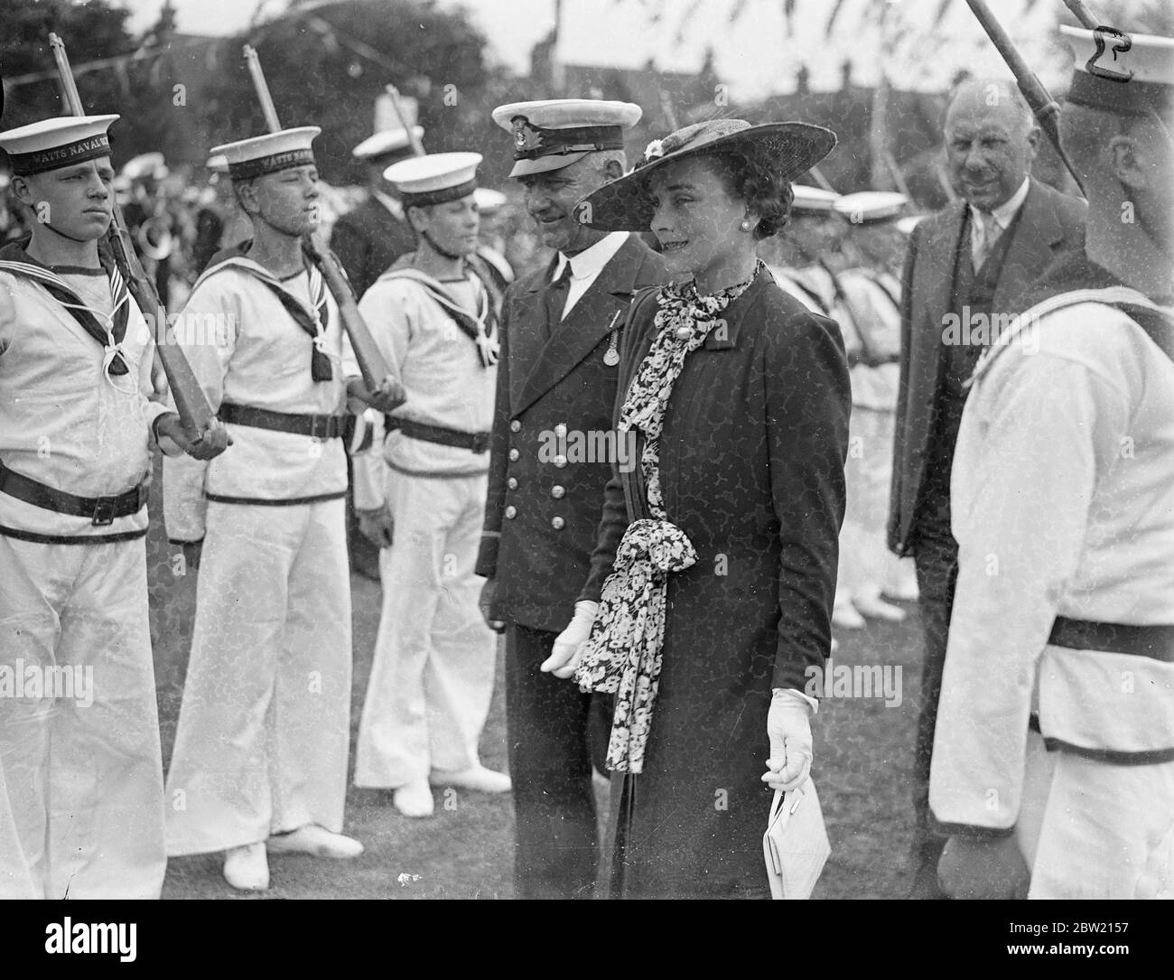 La duchesse de Gloucester a présidé les célébrations de la Journée du fondateur des maisons du Dr Bernardo à la Maison du village des filles, à Barkingside, Essex. Elle a également visité l'école de formation navale de Watts, où de nombreux garçons des maisons de Barnardo sont envoyés à l'école. 26 juin 1937 Banque D'Images