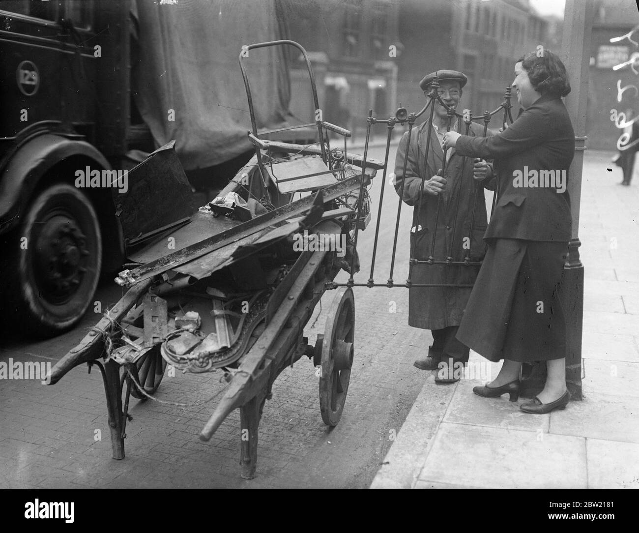 Une femme au foyer londonien qui donne un vieux lit dans l'appel national pour le vieux fer, ce qui a déjà eu pour résultat de nombreux propriétaires qui se détournent de l'attique. 6 juillet 1937. Banque D'Images