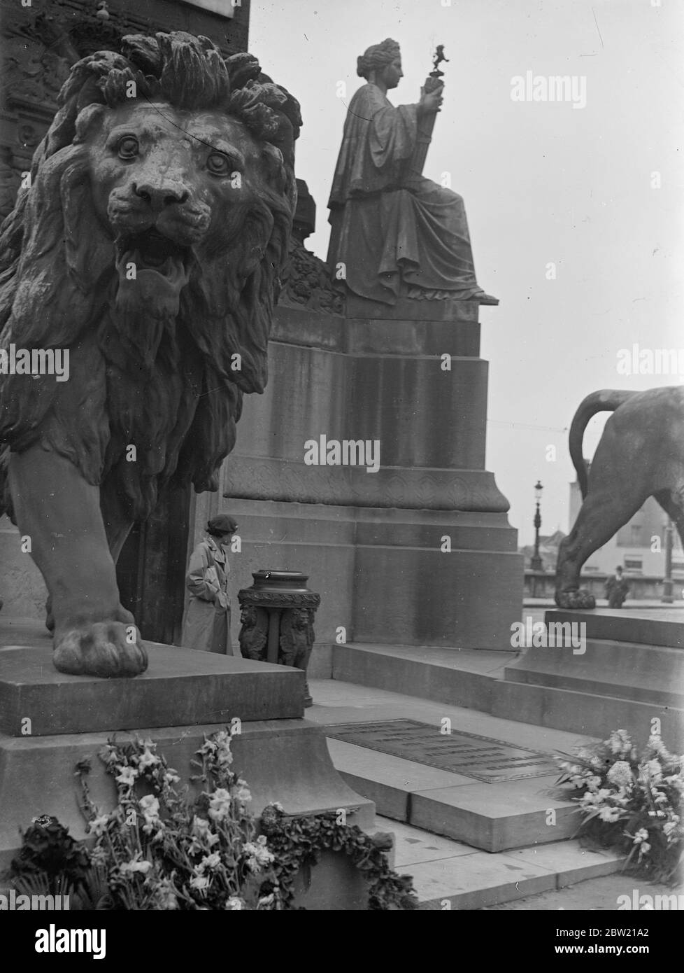 La colonne du Congrès (colonne du Congrès¨) sur la place du Congrès¨, Bruxelles, Belgique. Il commémore la création de l'Etat belge et de la constitution par le Congrès national entre. Il a été érigé à l'initiative de Charles Rogier, selon un dessin de Joseph Poelaert, inspiré de la colonne de Trajan à Rome, est renversé par la statue du roi Léopold I. comme un mémorial aux victimes belges de la première Guerre mondiale, Cinq soldats inconnus ont été enterrés au pied du monument le 11 novembre 1922. Août 1937 [?] Banque D'Images