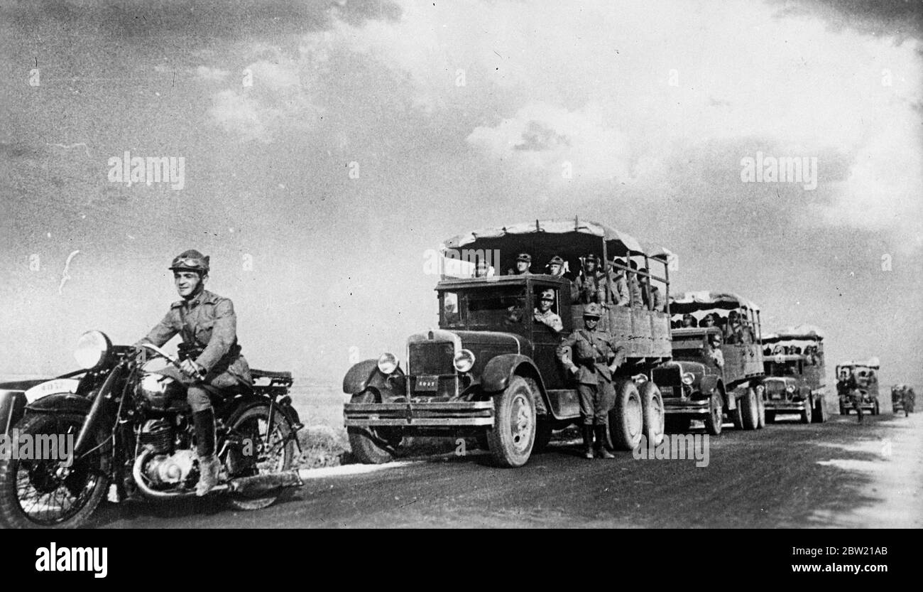 Une colonne de wagons chargés de troupes dans la zone de guerre thrace. Kemal Ataturk le dictateur turc qui était le général de guerre exceptionnel de son pays. La Turquie est bien équipée et une armée moderne hautement qualifiée effectue de vastes manœuvres en Thrace. 23 août 1937 Banque D'Images