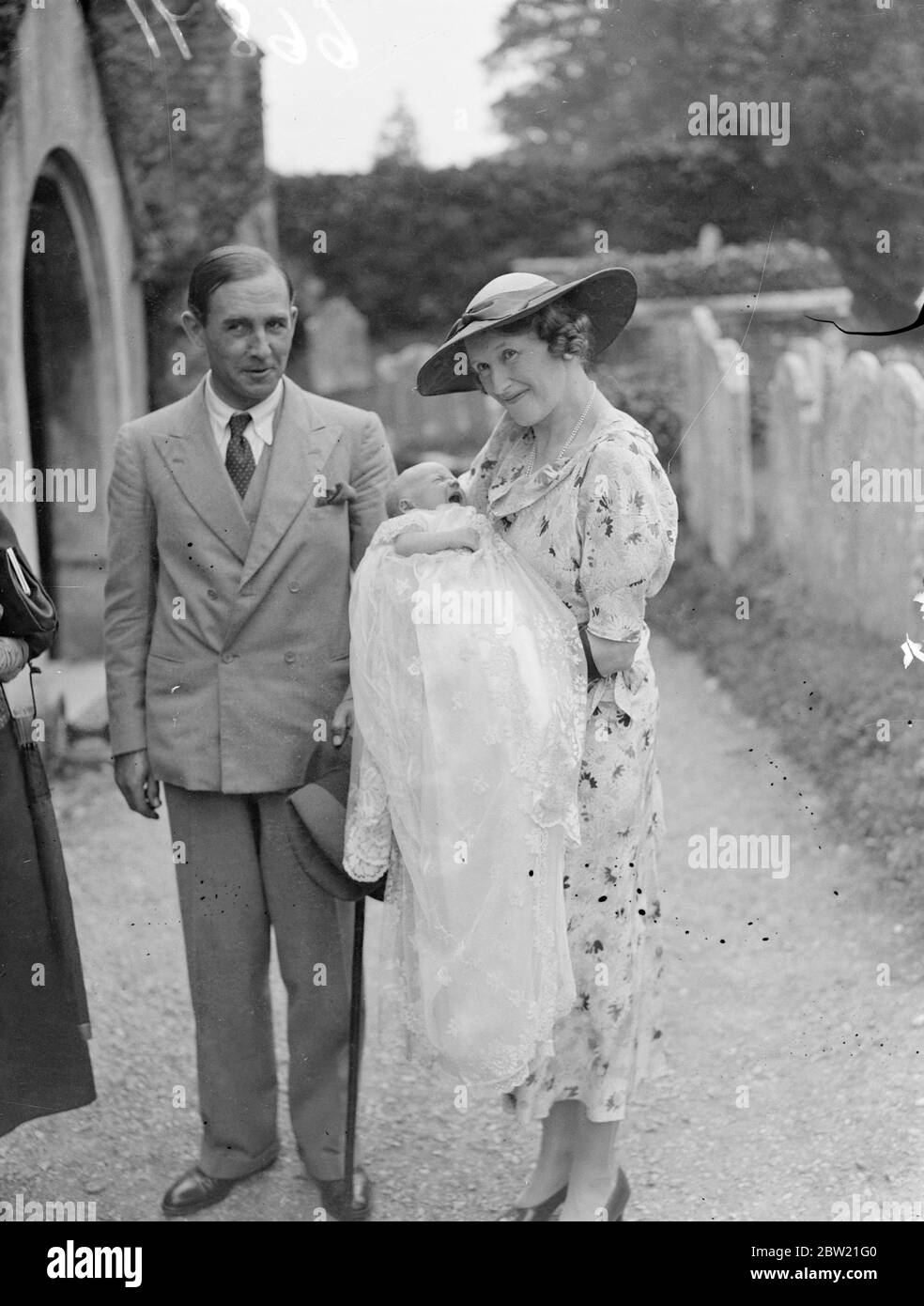 Le fils du commandant de l'honorable Edward Pleydell Bouverie et de l'honorable Pleydell Bouverie a été baptisé à l'église de l'abbaye, dans le Hampshire. Il n'a reçu qu'un seul nom-Robin. 26 juillet 1937. Banque D'Images