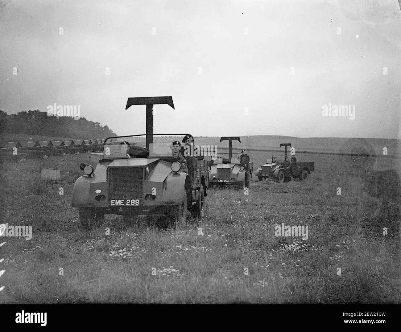 Les chars de l'armée affichant chacun un grand T sont utilisés comme chars par les forces de l'Eastland engagées contre Westland dans l'exercice de l'armée. Tout au long d'une nuit, une lutte féroce à laquelle participent des chars et de l'artillerie a fait rage pour Rivey Hill près de Balsham, Cambridgeshire. Dans la guerre de l'Angilan de l'est, Eastland a fait une attaque à l'aube avec l'artillerie de la 2e division et le corps de chars royal du 4e Bataillon. 27 août 1937 Banque D'Images