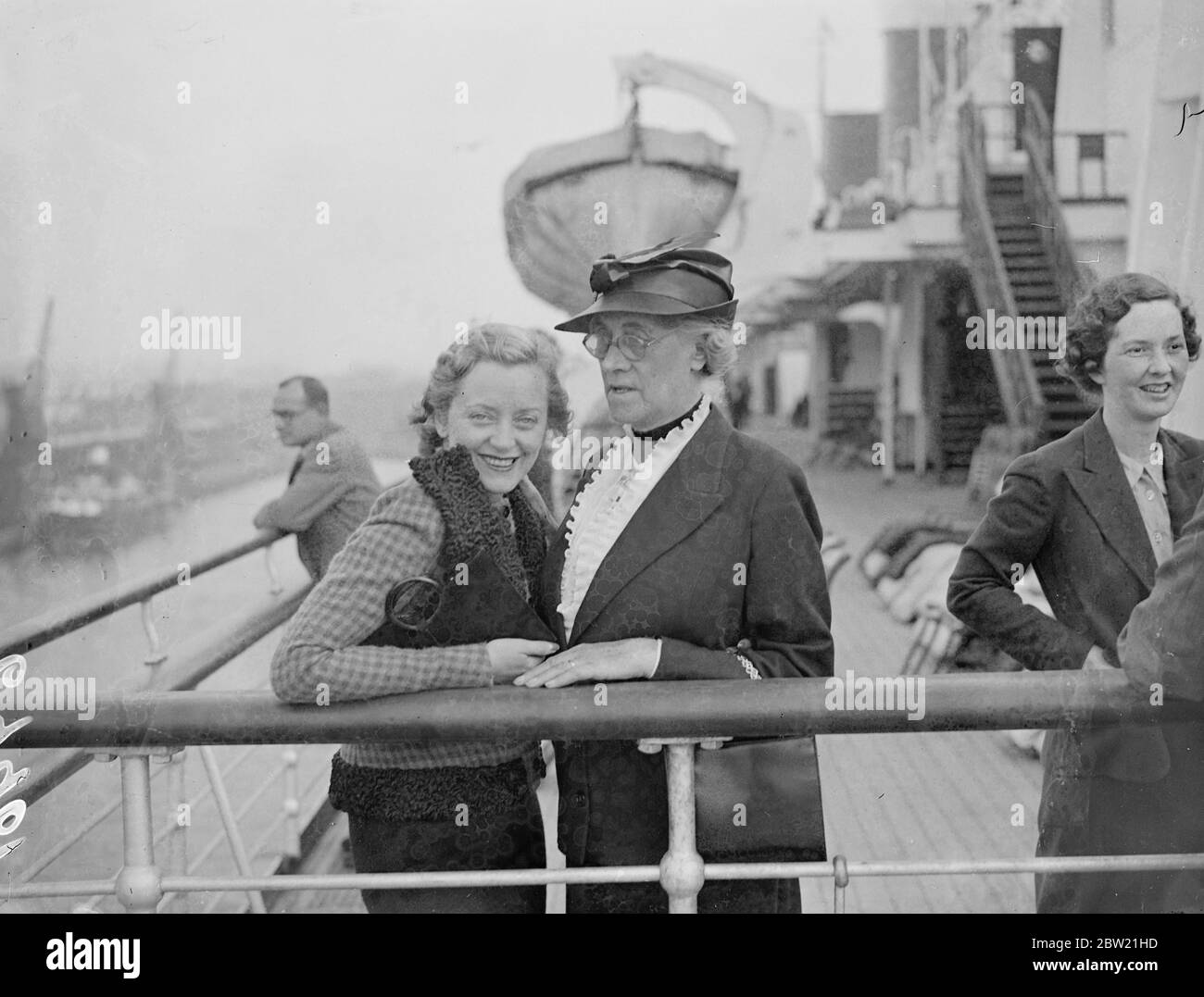 Evelyn Laye (Mme Frank Lawton) et Adele Dixon (Mme Schwaiger), l'actrice de comédie musicale, ont quitté Southampton sur la reine Mary pour se présenter dans un nouveau spectacle musical à New York. Evelyn Laye avec sa mère, qui la vit à Southampton. 1er septembre 1937 Banque D'Images