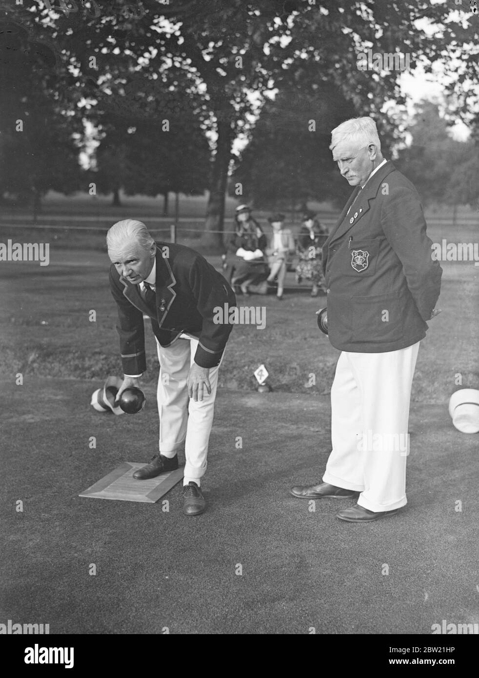 Sir Henry Barwell, du club de bowling ovale d'Adélaïde, le capitaine australien, le bowling serait surveillé par le capitaine de la famille royale M. J. Dickson, l'un des jardiniers royaux qui a assisté au club de bowling de la famille royale du château de Windsor, dont l'adhésion est limitée aux personnes des services royaux. Ils ont joué un match contre l'équipe australienne dans le domaine du château de Windsor. Au cours de leur visite, les membres de l'équipe australienne ont pris le thé au château et ont été montrés autour des appartements de l'État. 5 septembre 1937. Banque D'Images