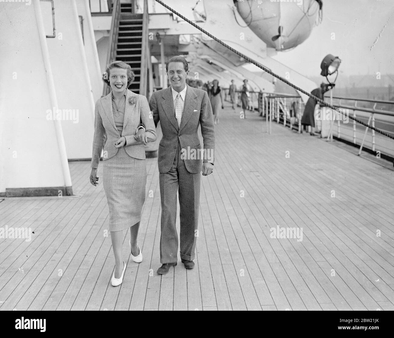 Evelyn Laye (Mme Frank Lawton) et Adele Dixon (Mme Schwaiger), l'actrice de comédie musicale, ont quitté Southampton sur la reine Mary pour se présenter dans un nouveau spectacle musical à New York. Adele Dixon avec son mari, M. Schwaiger, au départ de Southampton. 1er septembre 1937 Banque D'Images
